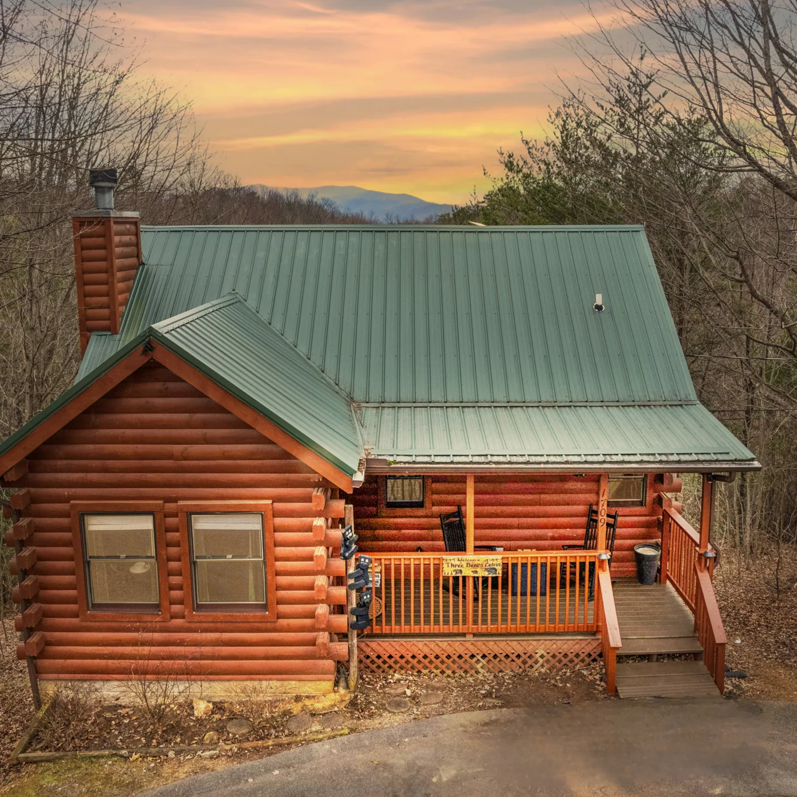 Three Bears Cabin log cabin exterior in Sky Harbor near Gatlinburg and Pigeon Forge